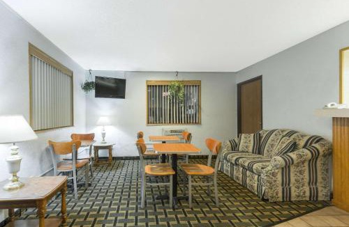 Twinsburg Hotel | Super 8 by Wyndham Twinsburg/Cleveland Area
