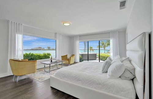 Seybold House | Super Luxury Bayfront Compound