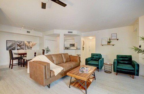 East Ocean Ave Condo | Superb condo located in a resort style complex
