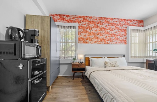 City Center Hotel | Superior King - Steps from the Sand - Includes Parking, Beach Chairs & More