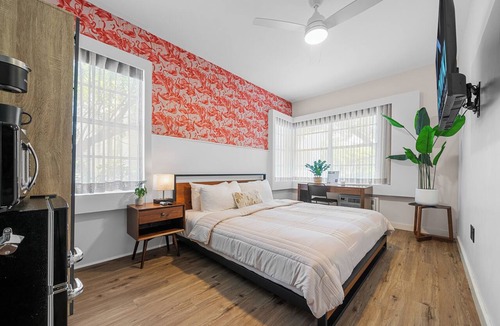City Center Hotel | Superior King - Steps from the Sand - Includes Parking, Beach Chairs & More