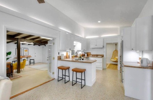 Jupiter House | Surf Shack! Pool table! Fire Pit! 10 min to beach!