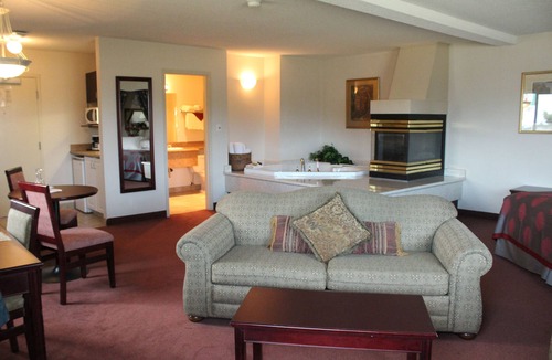 Rocky Mountain House Hotel | Tamarack Motor Inn