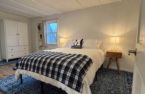 New Haven Apartment | Tasteful two bedroom just minutes to Middlebury!