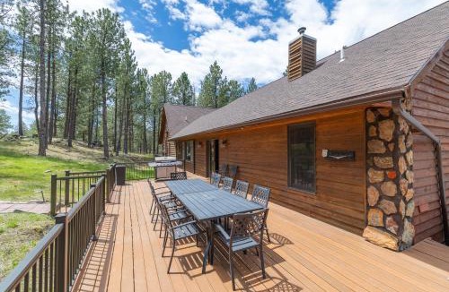 Custer House | Tatanka Hideaway Hot Tub Pool Table Massive Space