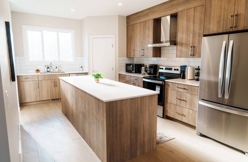 Calgary House | The Amber | Sleeps 6 | Close to Airport