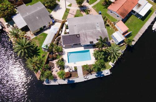 North Central Hollywood Villa | The Aqua Villa