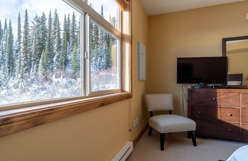 Big White Ski Resort Apartment | The Aspens 5 Ski-In Ski-Out Chalet