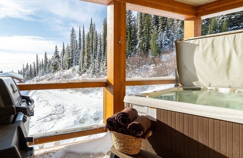 Big White Ski Resort Apartment | The Aspens 5 Ski-In Ski-Out Chalet