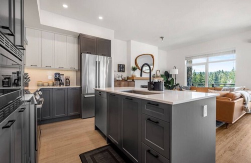 East Kootenay Apartment | The Bauhaus | Private Hot Tub | Walk to Lake | MCM