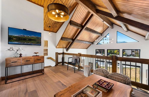 Estes Park Cabin | The Bear's Getaway - Jacuzzi, Indoor/Outdoor Fireplace, Fantastic Location!
