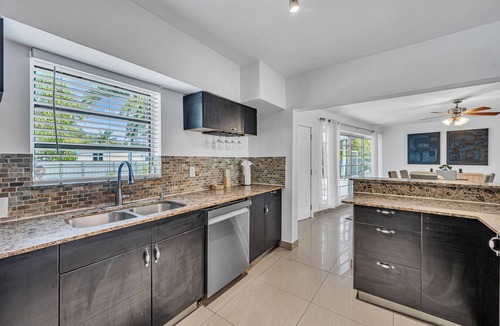 North Miami House | The Blue Heaven -Private Pool Hideaway Miami - Sleeps 11