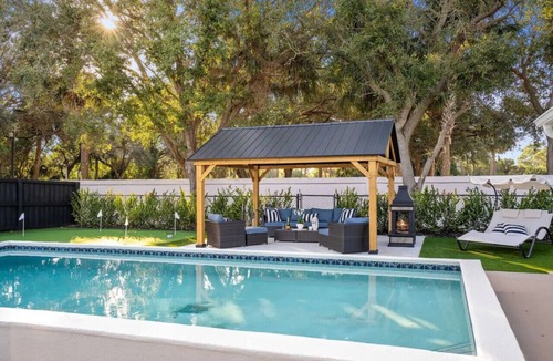 Palm Beach Gardens House | The Blue Palm: Pool & Golf + 1 mile to Beach 🌴