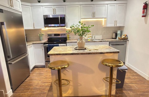 Regina House | The Boho-Chic Urban Retreat: 3BR Haven Near Downtown & General Hospital