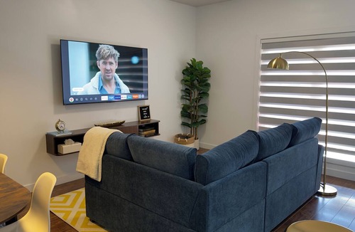 Regina House | The Boho-Chic Urban Retreat: 3BR Haven Near Downtown & General Hospital