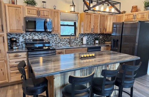 Keystone House | The Bonnie View Close to Mt. Rushmore with a Hot Tub!