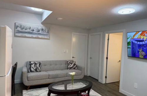 Saskatoon House | The Cozy & Bright Suite
