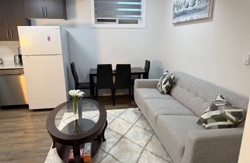 Saskatoon House | The Cozy & Bright Suite