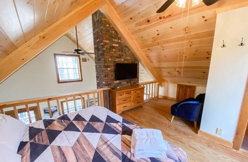 Harts Location House | The Crawford Chalet | Retreat w/ Private Hot Tub