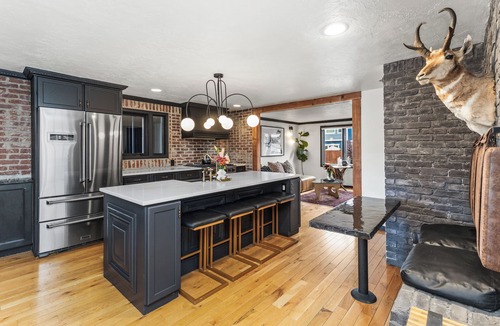 Old Town Ski Chalet | The Disco Chalet! 4-bed 3-bath, sleeps 10, pet friendly, Hot Tub, Walk downtown