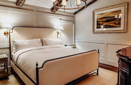 Tomahawk Hotel | The Donna King Suite - Bootleggers Lodge on Lake Nokomis