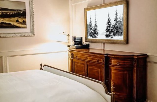 Tomahawk Hotel | The Donna King Suite - Bootleggers Lodge on Lake Nokomis