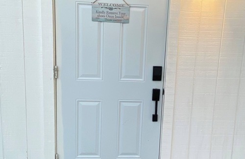 Riviera Beach Cottage | The Emerald Oasis- 1 bedroom Detached Cottage with Wifi and AC- West Palm Beach