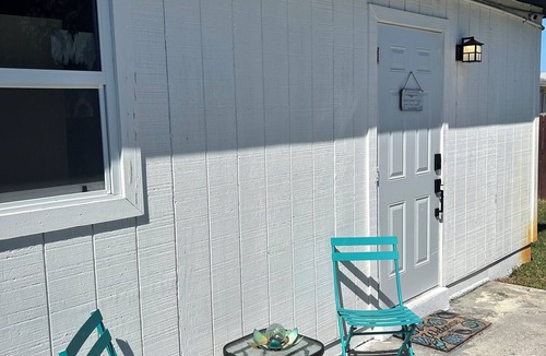 Riviera Beach Cottage | The Emerald Oasis- 1 bedroom Detached Cottage with Wifi and AC- West Palm Beach