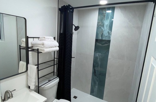 Riviera Beach Cottage | The Emerald Oasis- 1 bedroom Detached Cottage with Wifi and AC- West Palm Beach