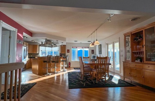 Bartlett Villa | The European Estate | Views, Hot Tub, Sauna & Gym