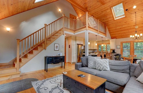 Bartlett House | The Falcon Haus | Relaxing Escape with Hot Tub