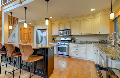 Bartlett House | The Falcon Haus | Relaxing Escape with Hot Tub