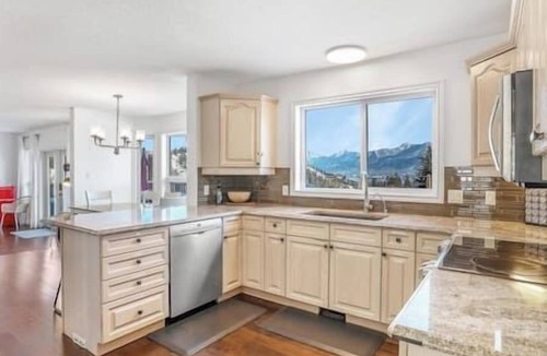 East Kootenay House | The Family Getaway: Relaxation with Pool & Hot Tub