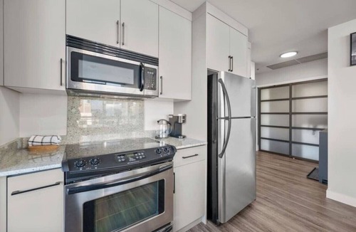 Beltline Apartment | "The Fossil" King Bed |UG Park | Min to Saddledome