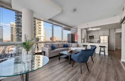 Beltline Apartment | "The Fossil" King Bed |UG Park | Min to Saddledome