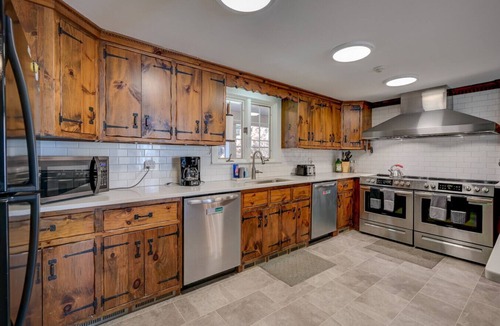 Bartlett House | The Historic Wolfville Mountain Home | Sleeps 25