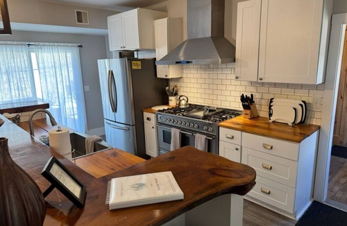 Jackson House | "The Jackson House Inn" Great Location Hot Tub Views Game Room Pub Fireplace