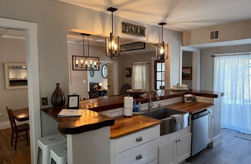 Jackson House | "The Jackson House Inn" Great Location Hot Tub Views Game Room Pub Fireplace