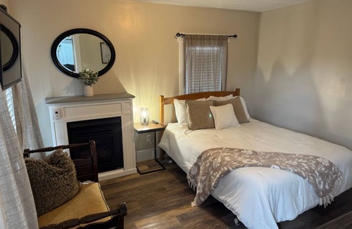 Jackson House | "The Jackson House Inn" Great Location Hot Tub Views Game Room Pub Fireplace