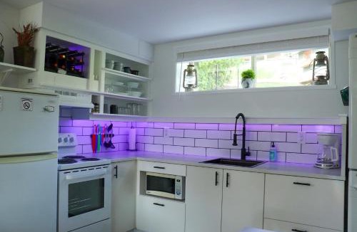 Central Okanagan Apartment | The Kalamoir Suite