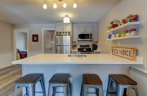 Jackson Condo | The Knotty Chipmunk - Cozy Condo - Sleeps 6