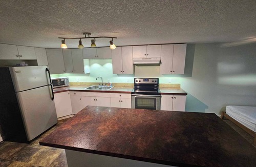 Hinton Cabin | The Knotty Pine - Lower East Suite