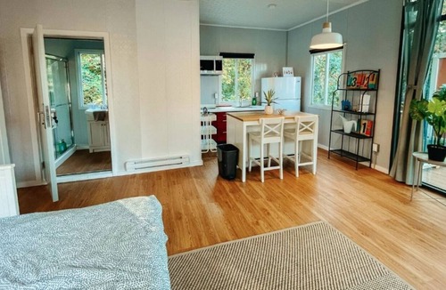 Sliammon Cottage | The Little Beach Side CottageA8