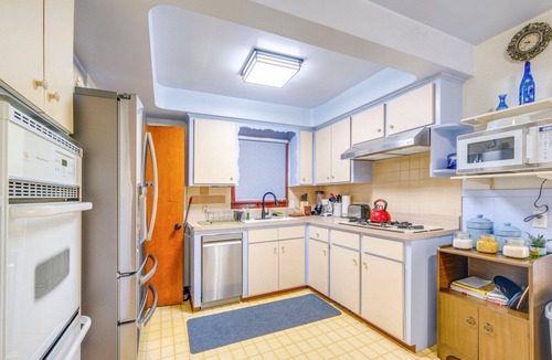 South Euclid House | The Lodge-Cozy 4 BdRm home w/step-in shower close to CCF/UH, universities n more