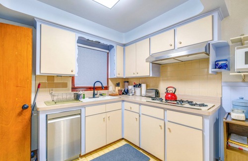 South Euclid House | The Lodge-Cozy 4 BdRm home w/step-in shower close to CCF/UH, universities n more