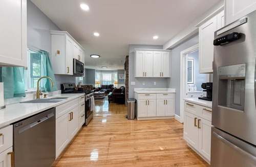 Conway House | The Manor on Main | Hot Tub, Pond Access, 5 Bedrms