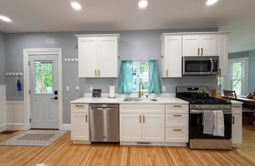 Conway House | The Manor on Main | Hot Tub, Pond Access, 5 Bedrms
