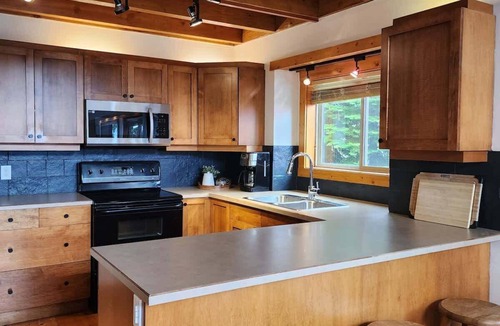 Snow Pine Estates Ski Chalet | The Nest | Big White - year round hot tub & view