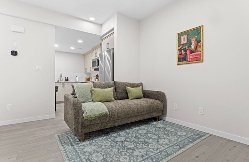 Southeast Edmonton House | The Nook - 20 mins from airport | Games | Coffee