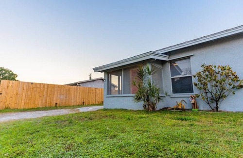 Stuart House | The Orange Door - Coastal Escape